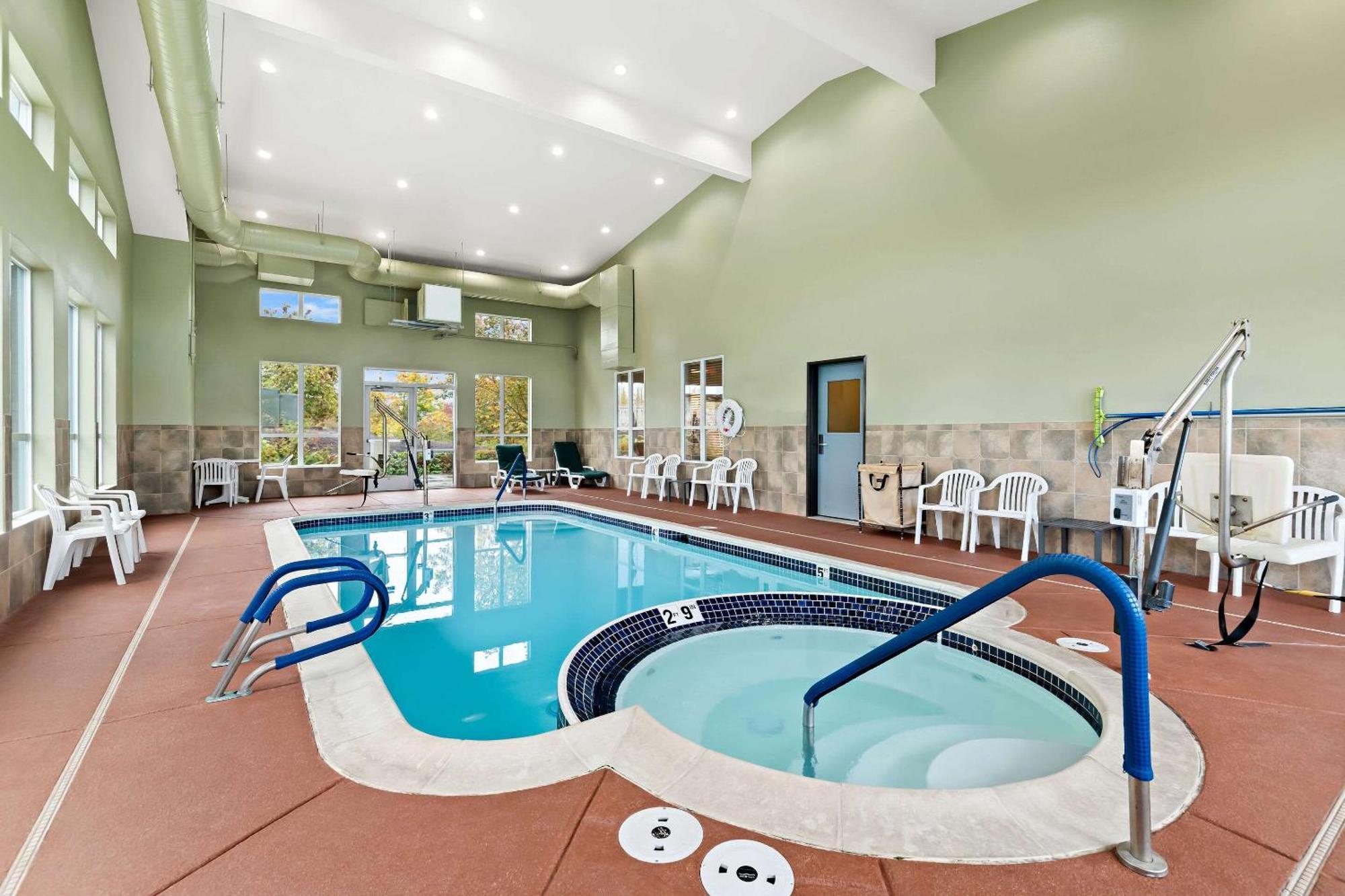 Comfort Inn & Suites Creswell Екстериор снимка